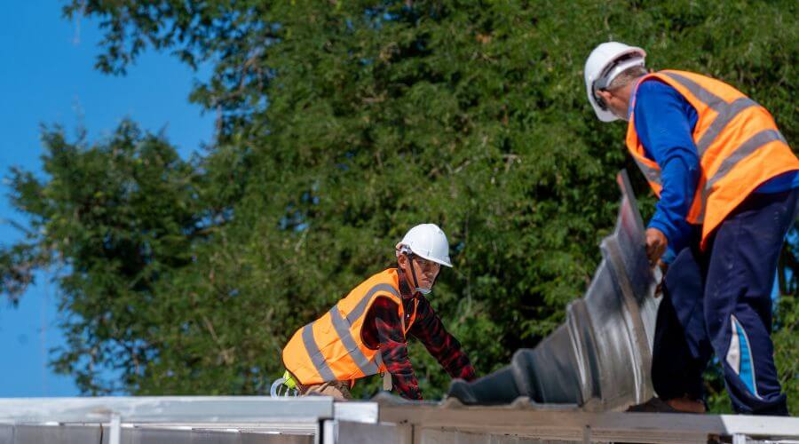 Professional gutter cleaning in Vina, CA
